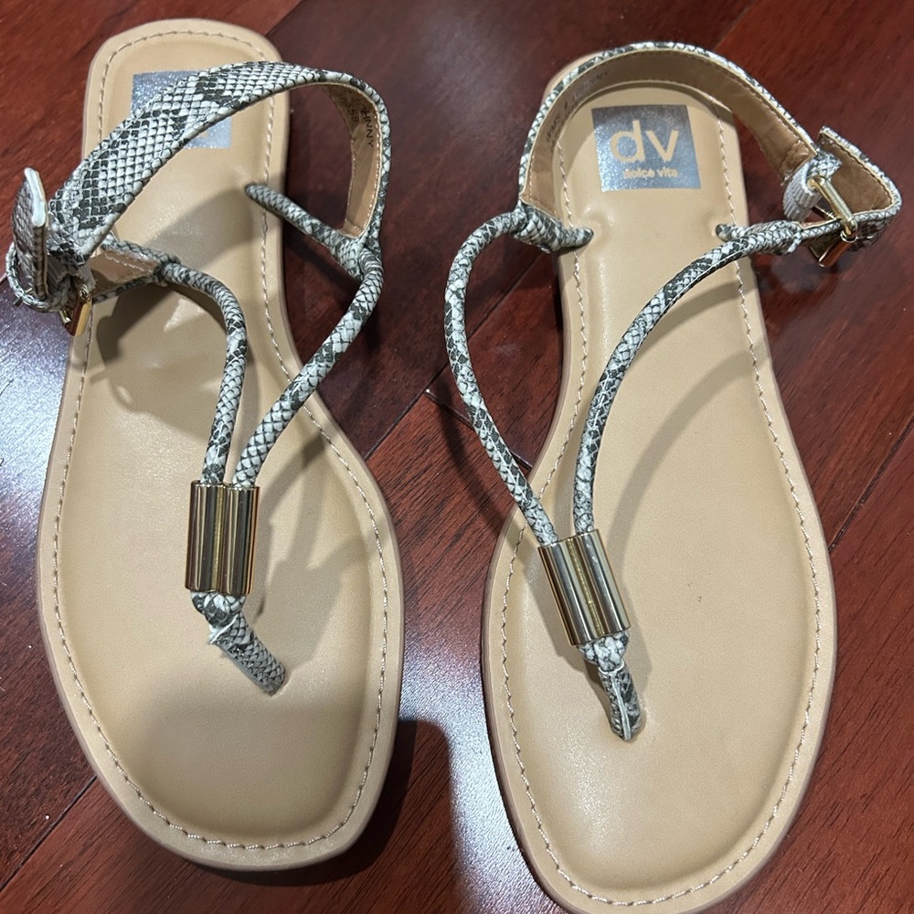 DV by Dolce Vita Black and White Sandals Elegant Thong Style